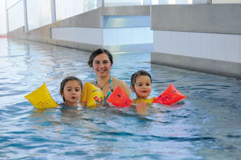 Familie beim Schwimmen im Aqua Nova in Steeg